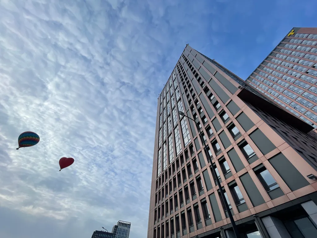 Просторная и светлая квартира с огромными окнами