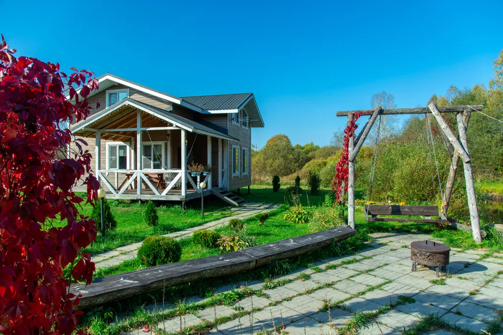 Дом у пруда