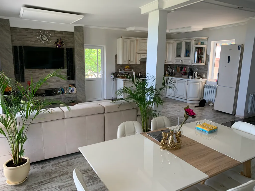 Дом с бассейном