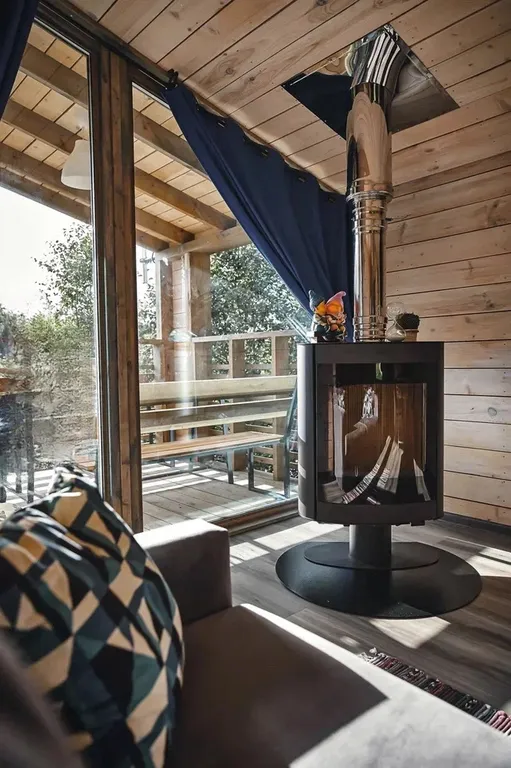 Коттедж с камином и большой террасой