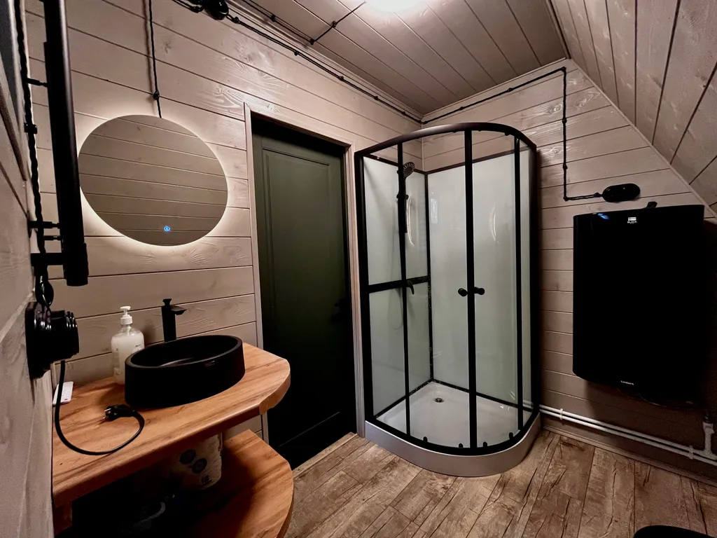 Домик у реки с банным чаном и сап-бордами