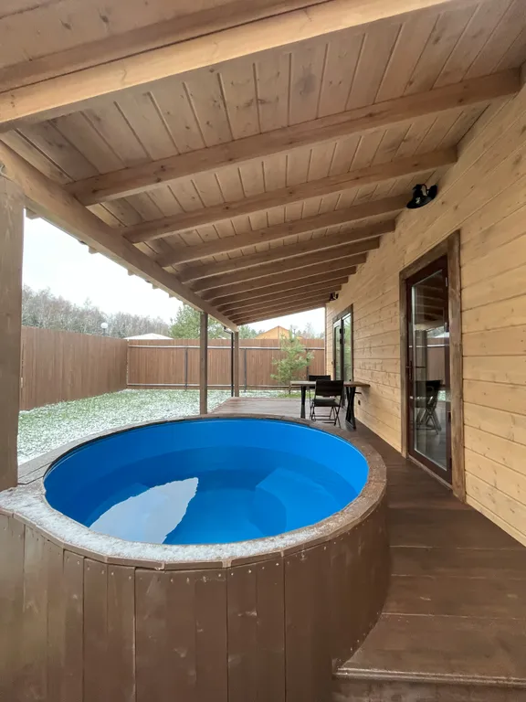 Просторный двухкомнатный коттедж в лесу у пруда