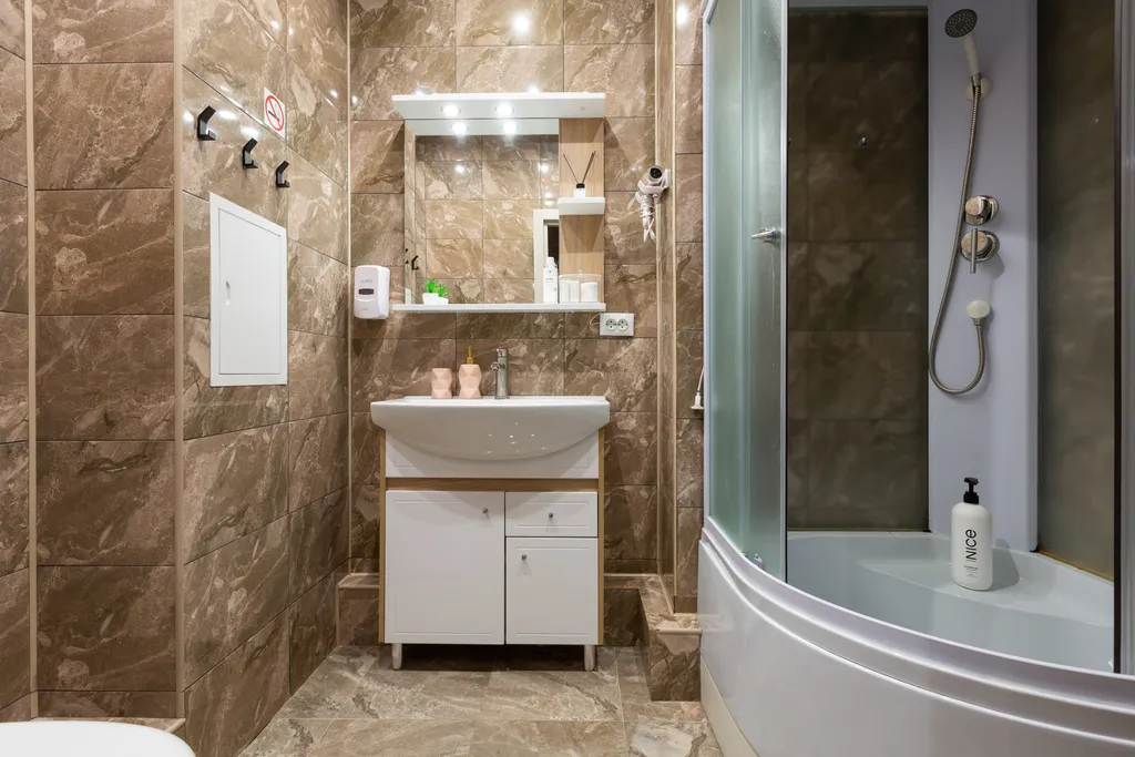 Яркая квартира с видом на заснеженные ветви и искрящийся снег