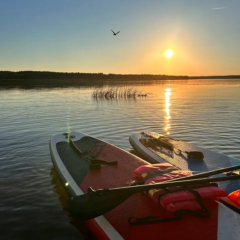 Стильный Красный дом у реки