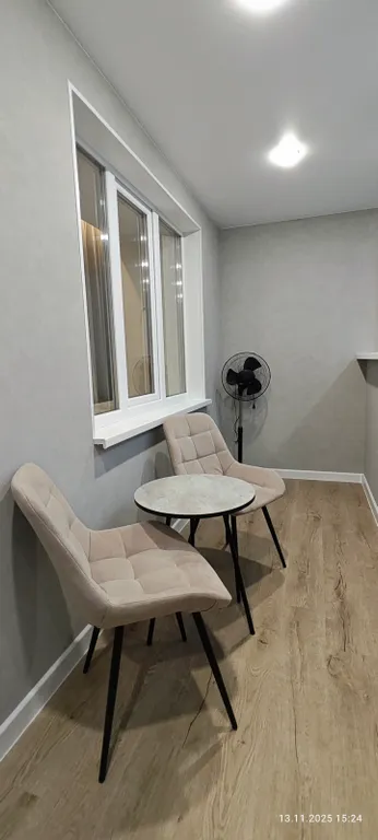 Уютная теплая современная квартира