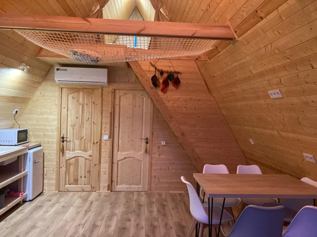 Уютный дом с камином у леса