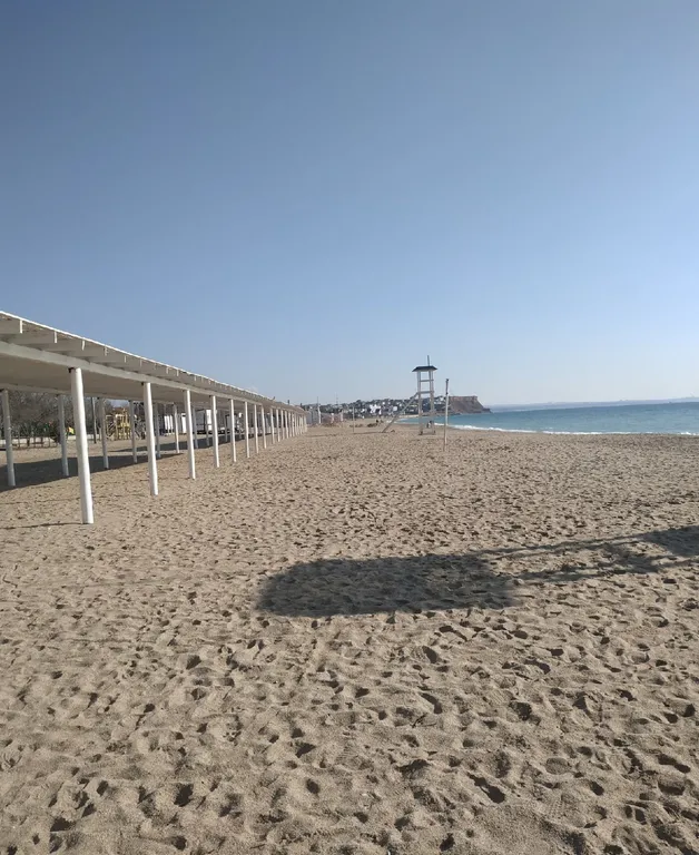 Уютный трёхместный номер на берегу моря