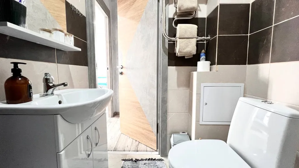 Новый апартамент с зоной отдыха на балконе