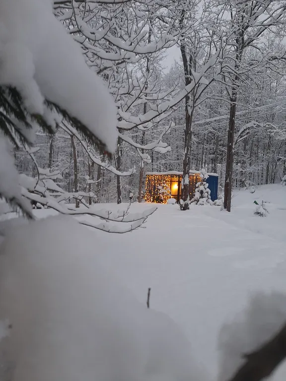 Дом на склоне холма у реки