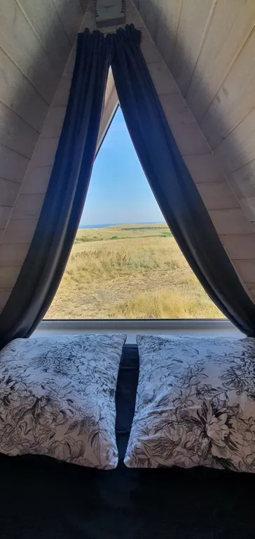 Тpеугольный дом A-frаmе с видом на море