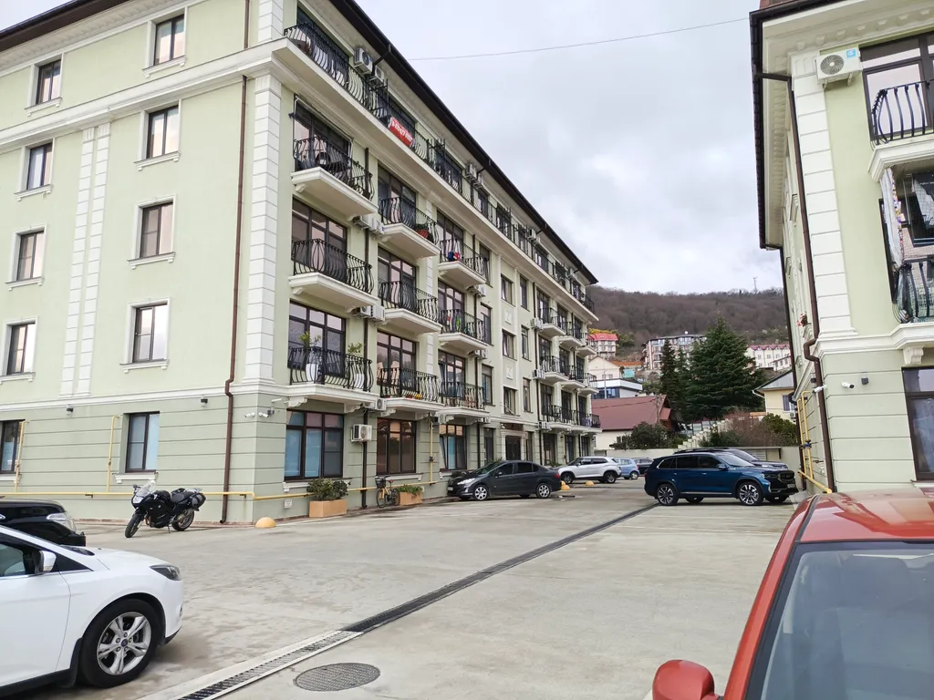 Студия с панорамным окном в Сириусе