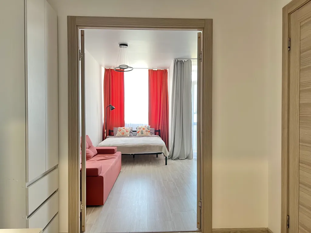 Просторная студия с лоджией и видом на город