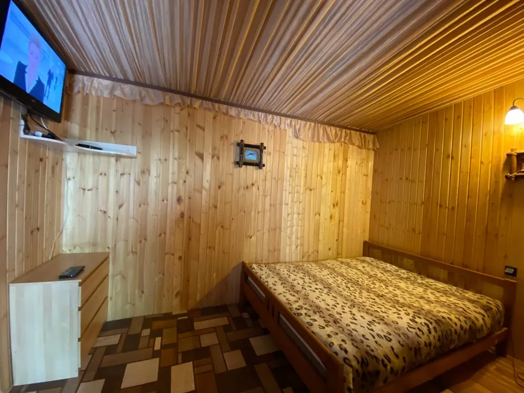 Двухэтажный домик в лесу