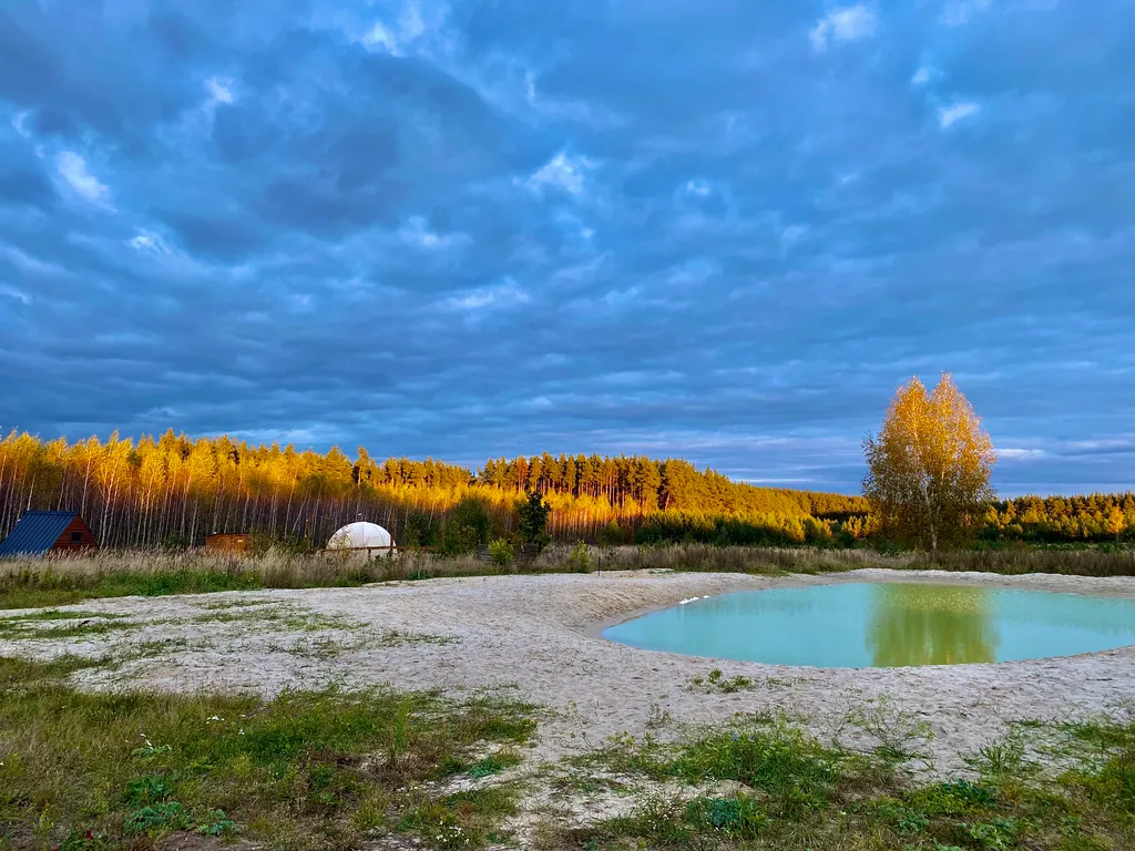 Загородный дом в лесу с купелью и баней у озера