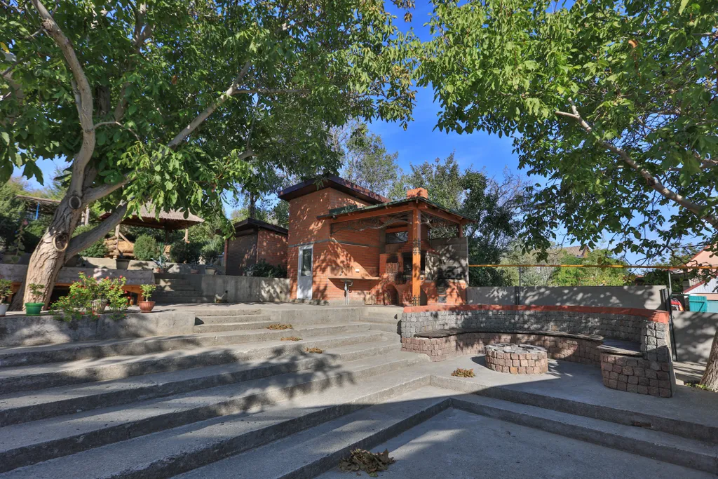 Коттедж Добротный кирпичный дом со своим двором в усадьбе Можжевеловый дворик — Айвовое