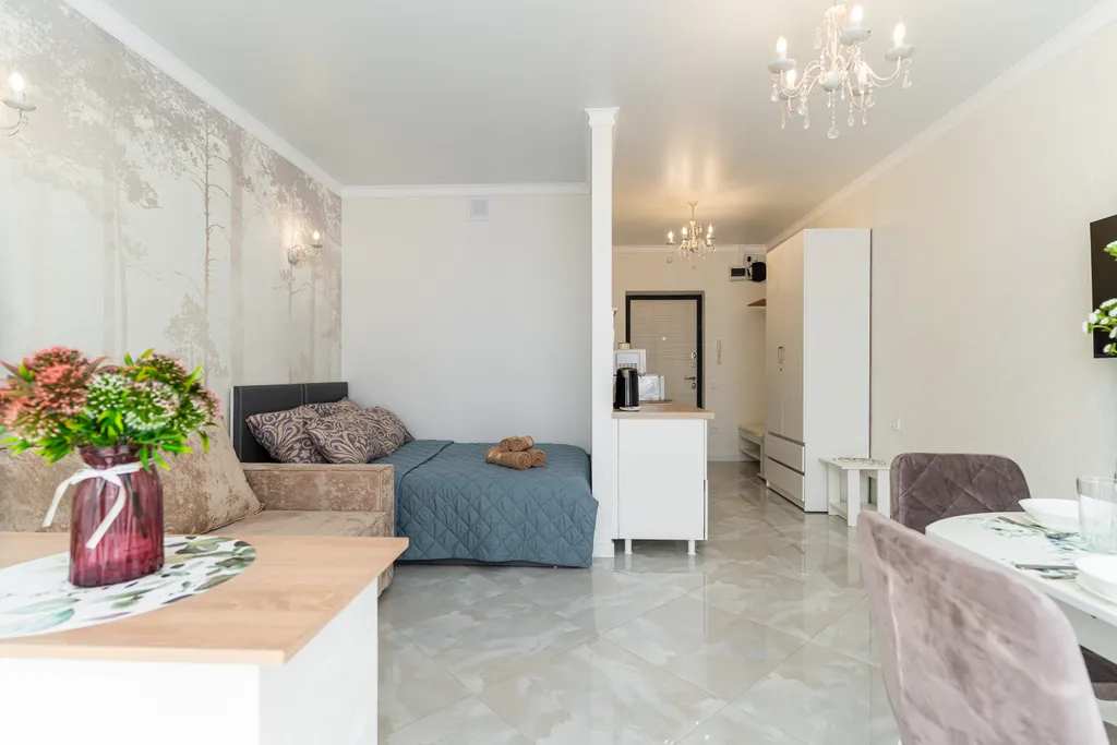 Стильная студия с потрясающим видом на море и город