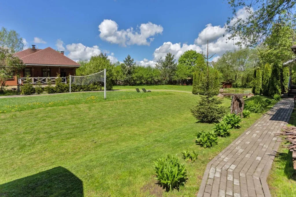 Уютный загородный коттедж у пруда с камином и террасой