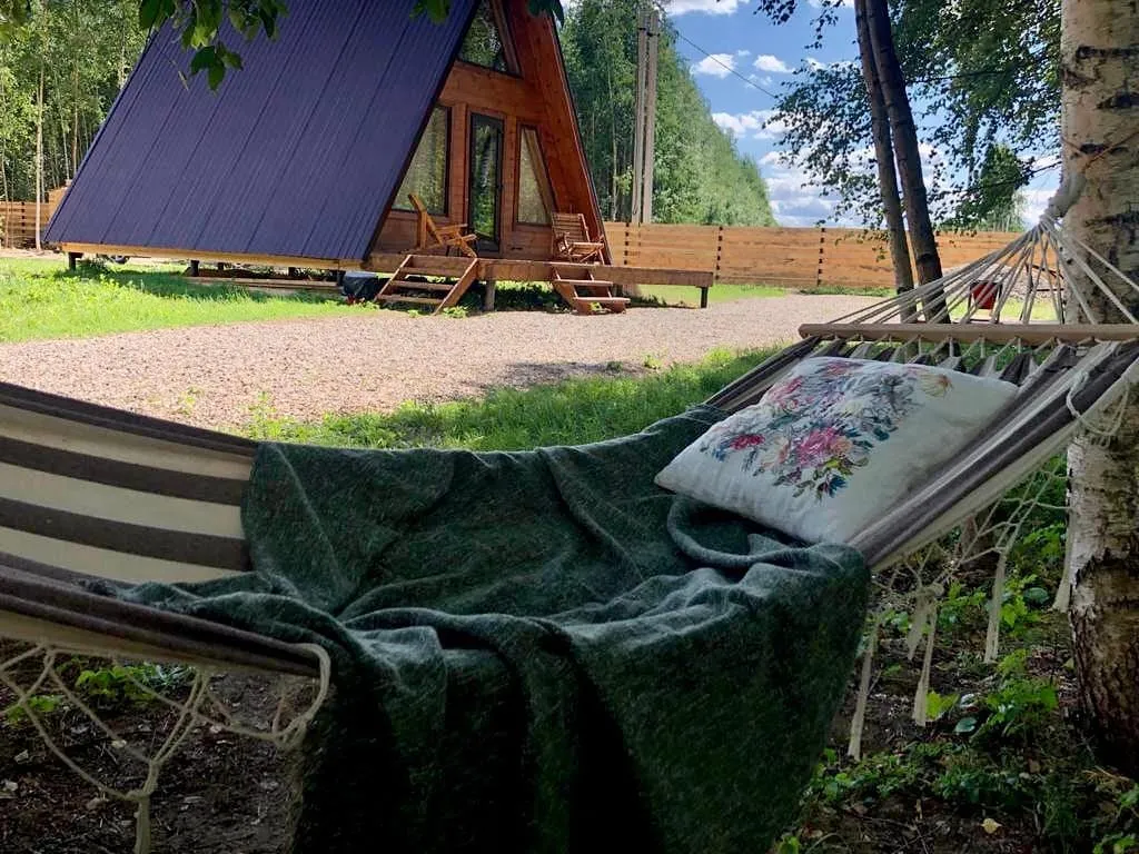 Уютные дома из дерева на берегу Волги