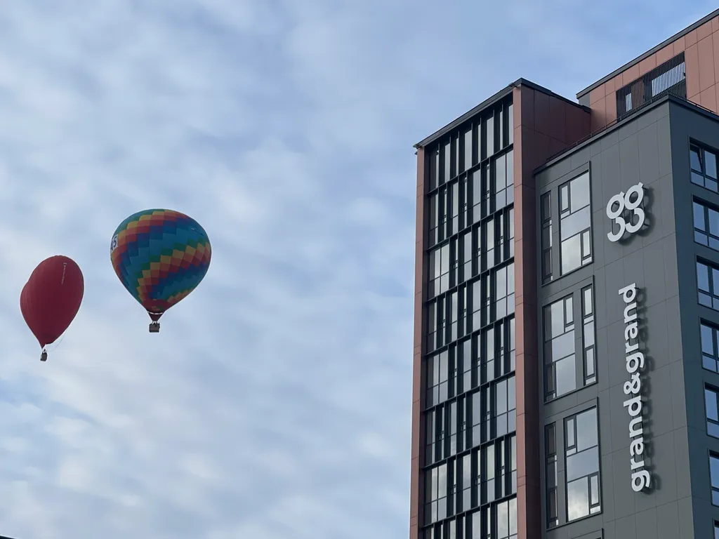 Просторная и светлая квартира с огромными окнами