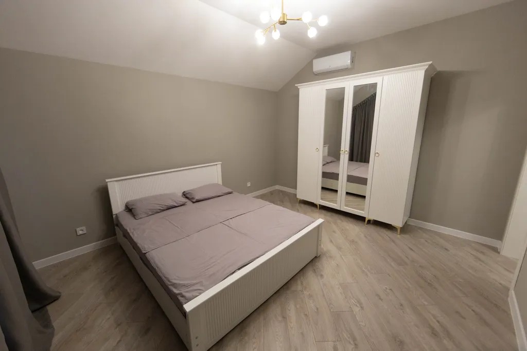 Просторный двухэтажный коттедж на берегу городского пляжа