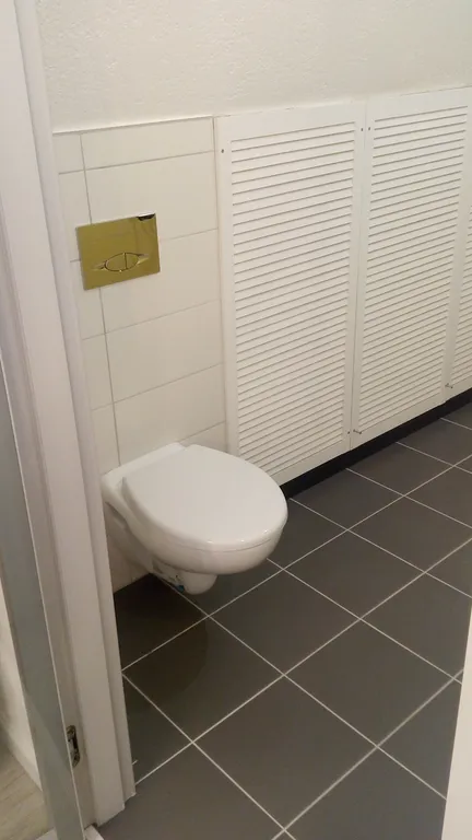 Дом в лесу на берегу озера