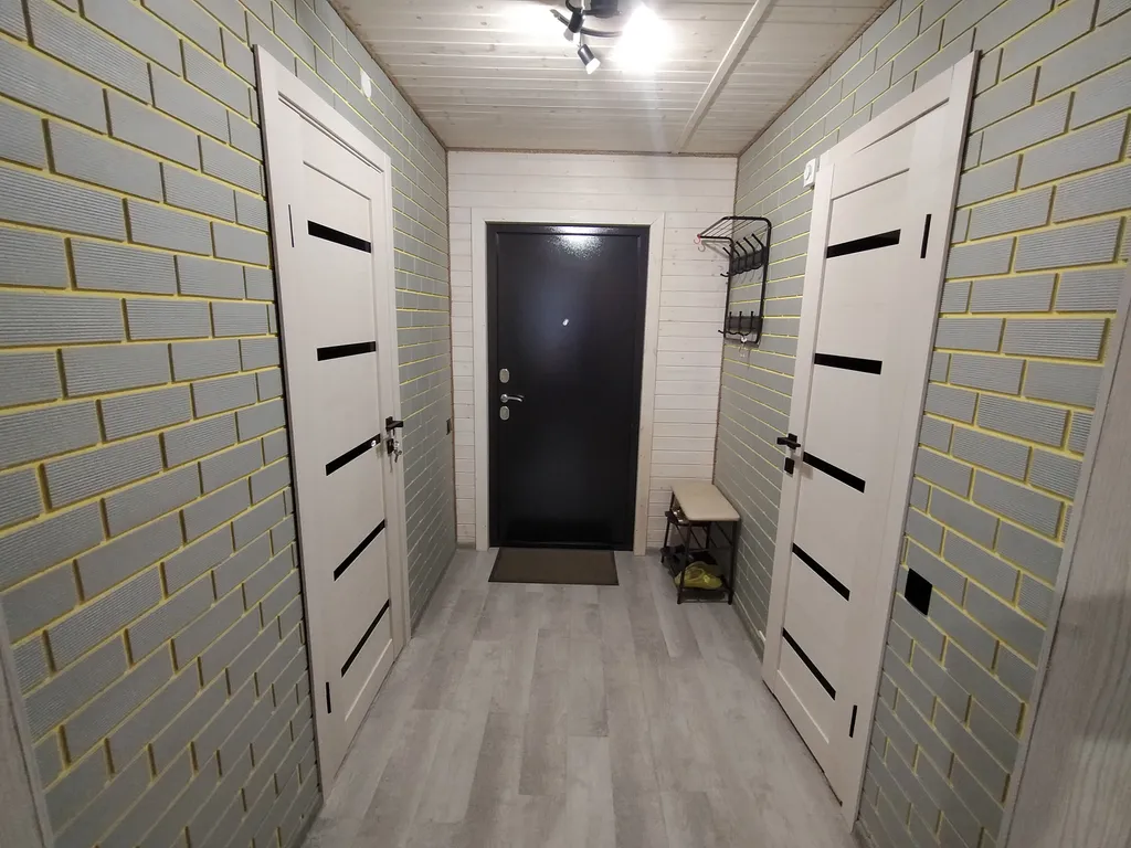 Небольшой уютный дом с асфальтированным подъездом