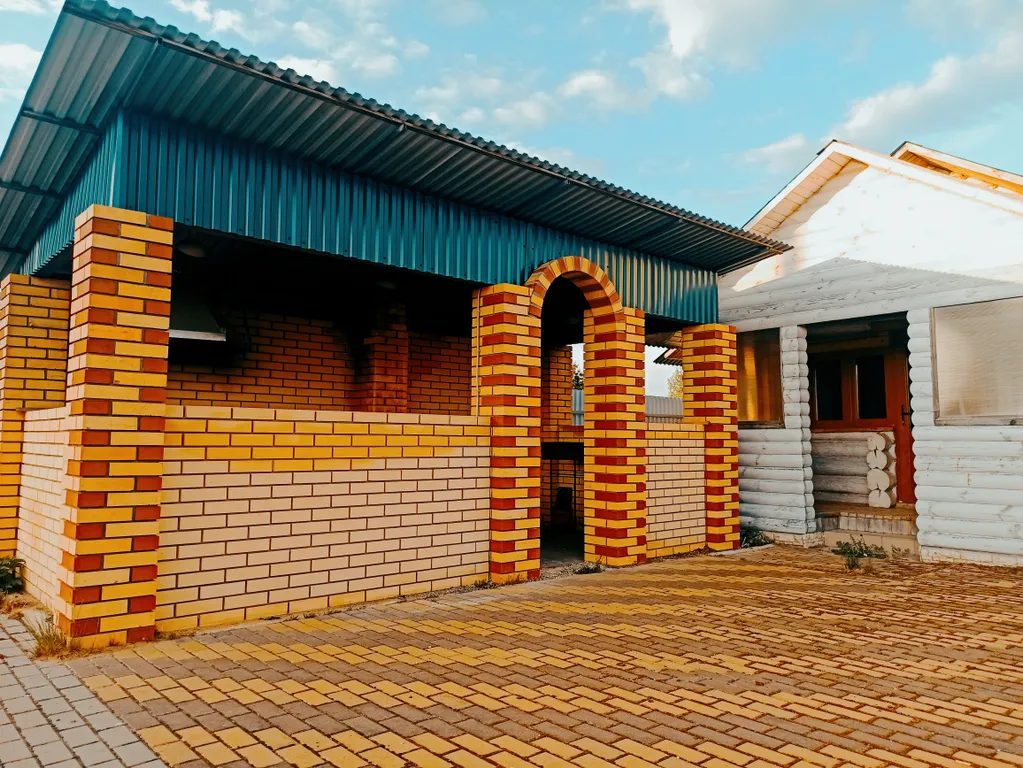 Двухэтажный дом за городом