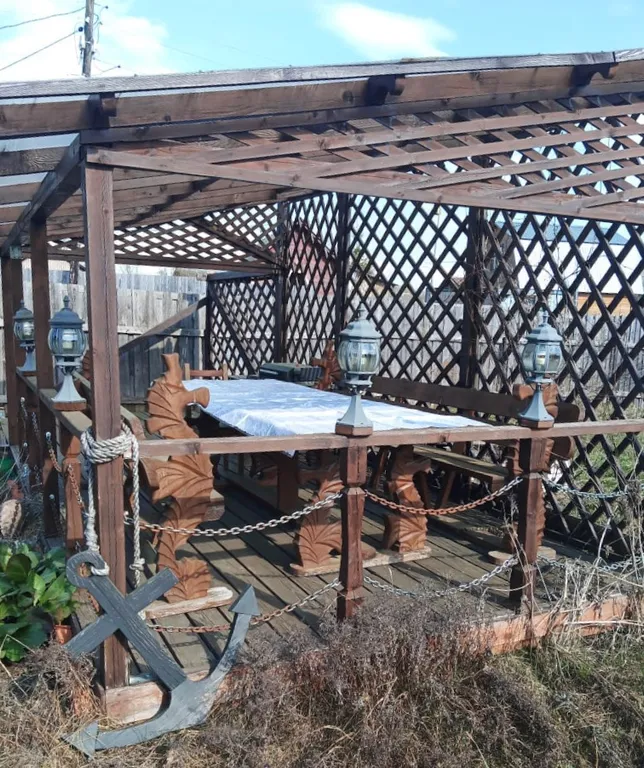 Дом с детской площадкой и видом на озеро