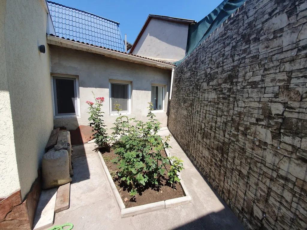 Дом со своим большим двором