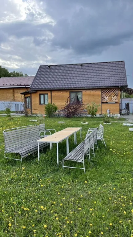 Домик на берегу Оки на территории сельской усадьбы Варежка