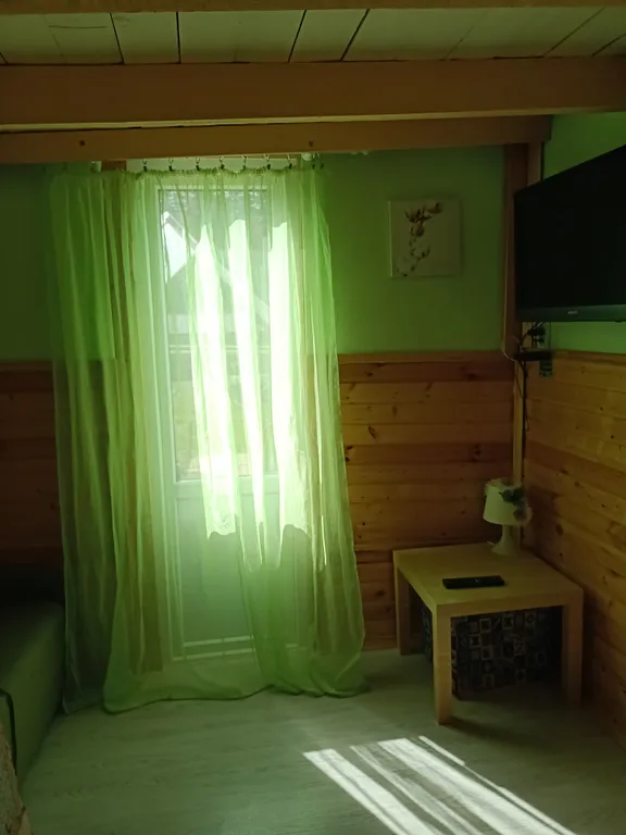 Домик у пруда