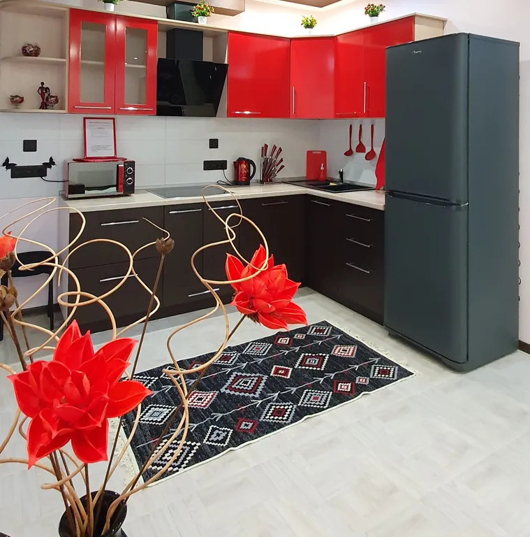 Уютная студия с отдельной спальной зоной, рядом с Иртышом