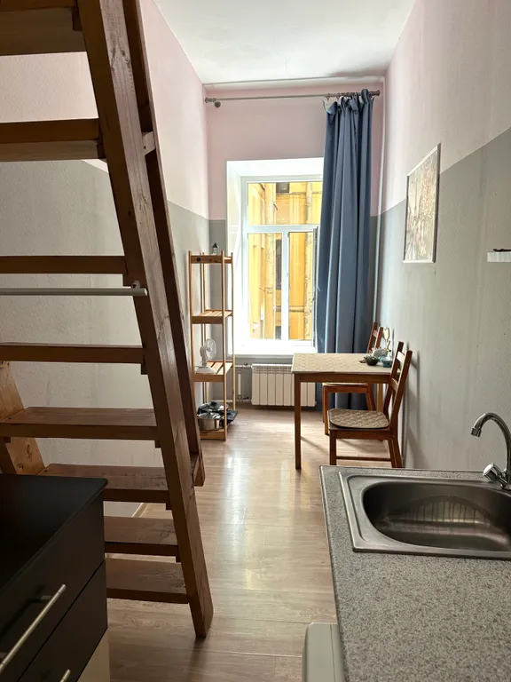 Комната у метро с кухонной зоной