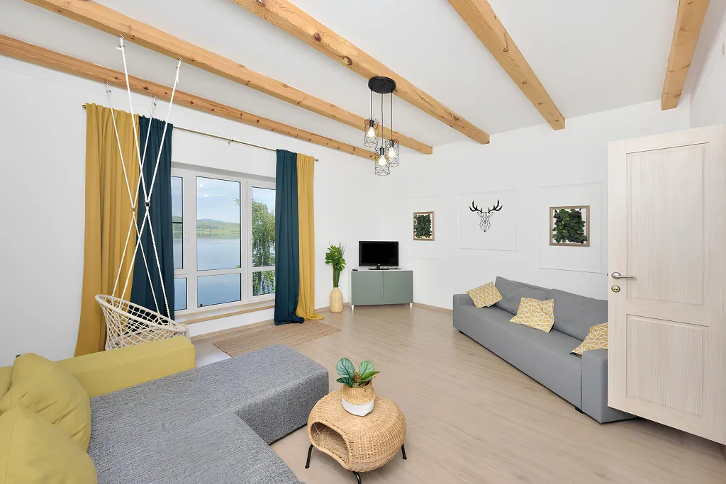 Вилла на берегу озера