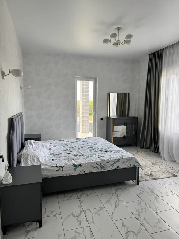 Коттедж Просторный тёплый дом с верандой и гриль столом — Елизаветинская