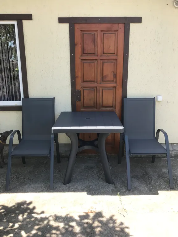 Небольшой уютный домик у пруда