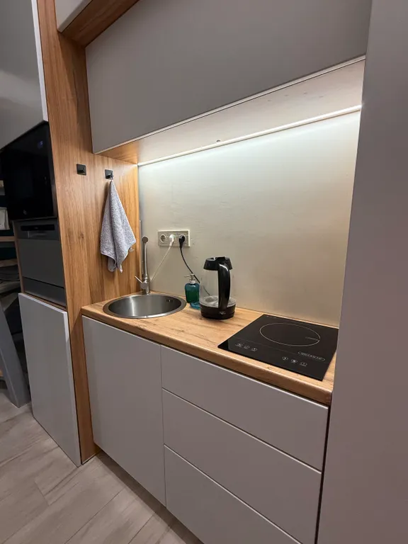 Квартира-студия с кипарисами за окном