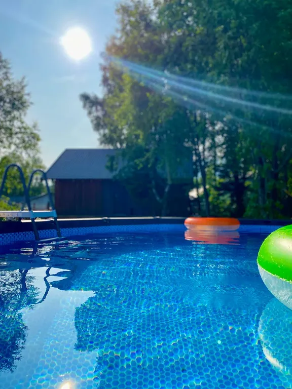 Шале с бассейном и джакузи под открытым небом