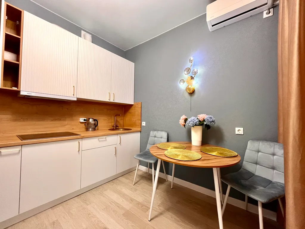 Комфортабельная видовая квартира с дизайнерским ремонтом возле моря