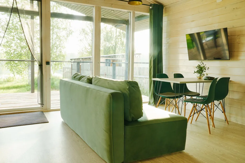 Уютный дом на берегу озера