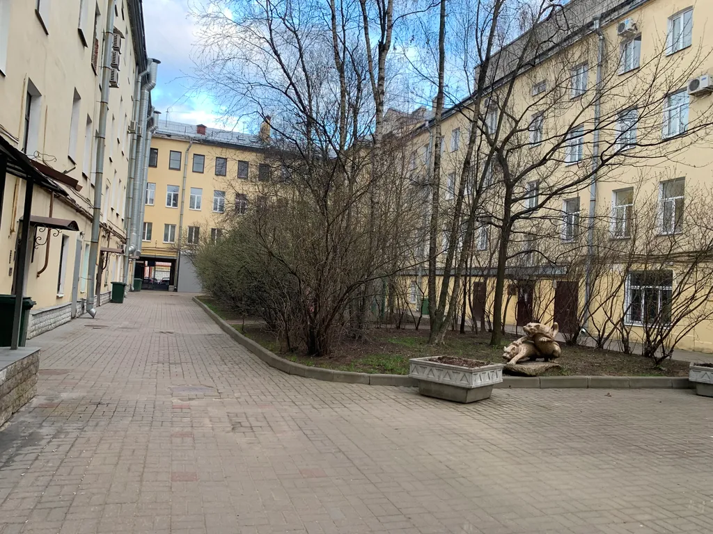 Уютная коричневая студия для двоих с роскошной кроватью