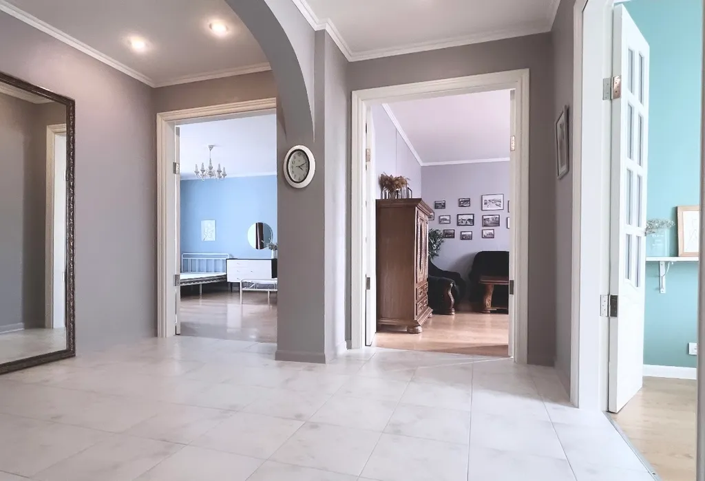 Большая изолированная трёхкомнатная квартира в самом центре