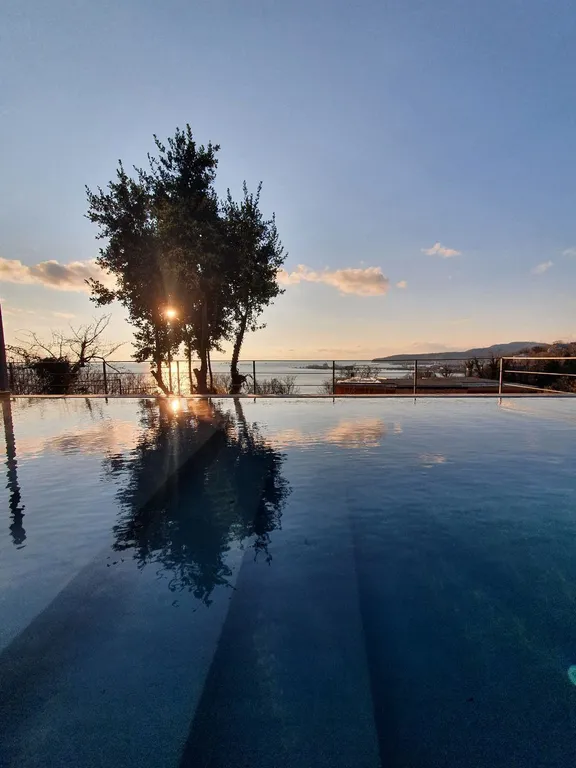 Четырехместный номер с террасой и видом на море.