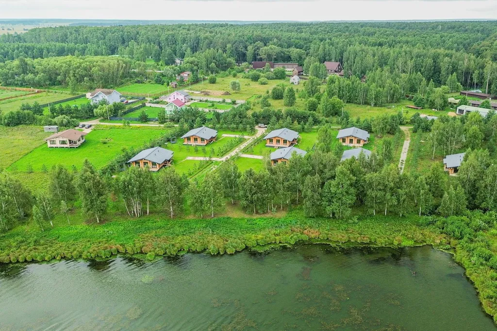 Уютный дом на берегу большого озера