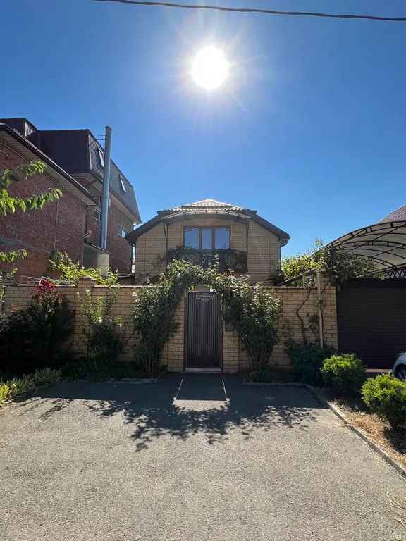 Дом с бассейном