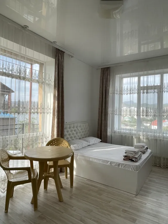 Четырёхместный номер  люкс с балконом с видом на город и горы