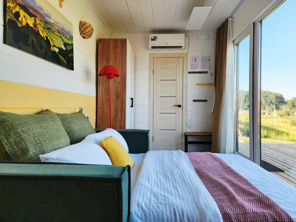 Дом с проектором и диваном