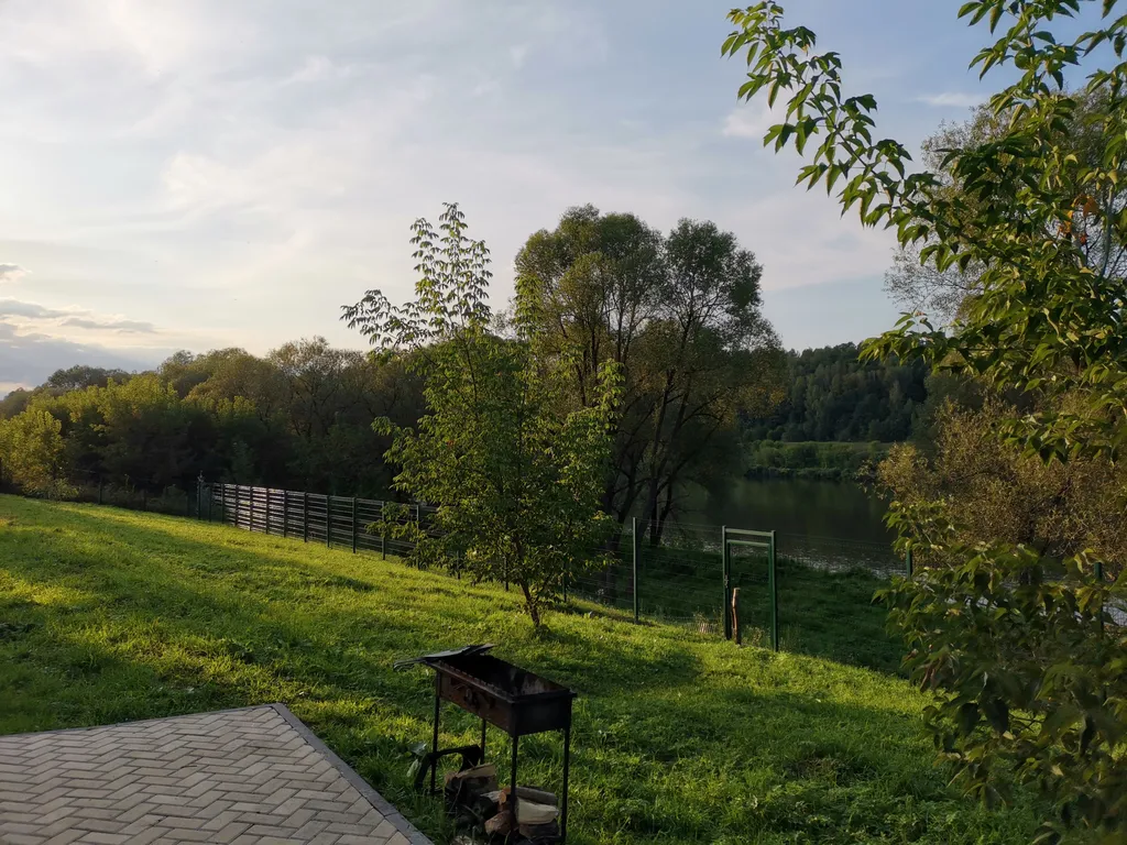 Современный уютный домик с камином на берегу реки Оки