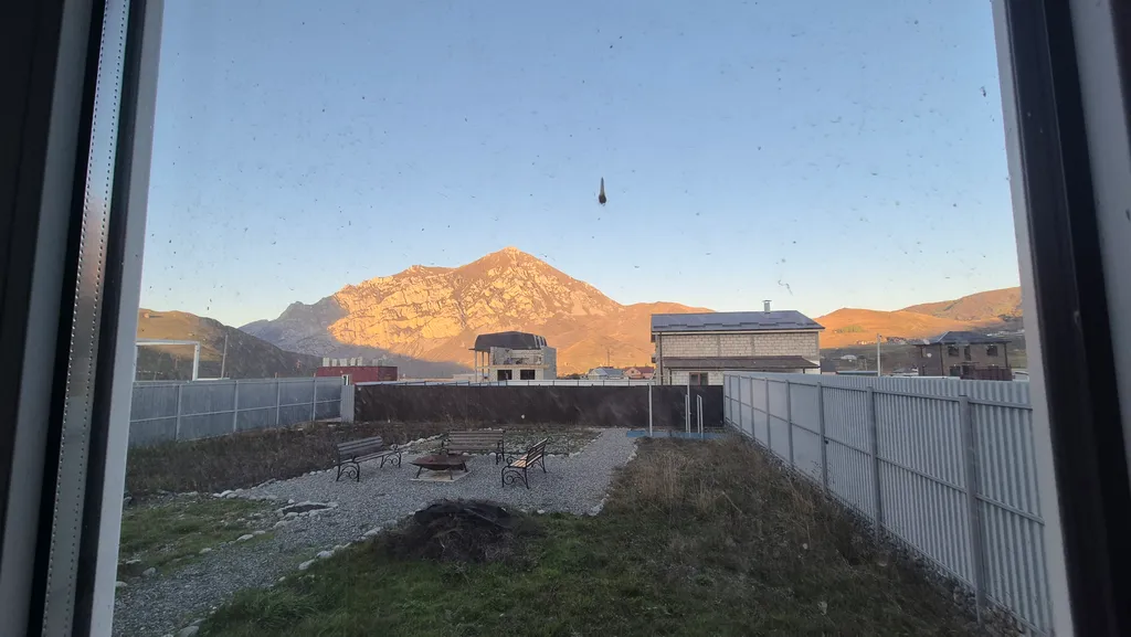 Домик с камином в горах