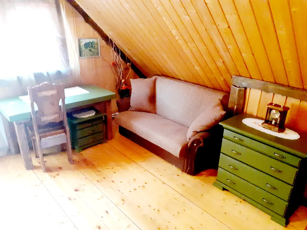 Уютный гостевой дом из бревна с видом на сад